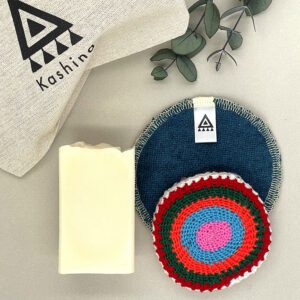 Coffret Rituel Kashina Un savon, un palet de gommage pour le corps, une lingette en tissu et un sac en coton bio.