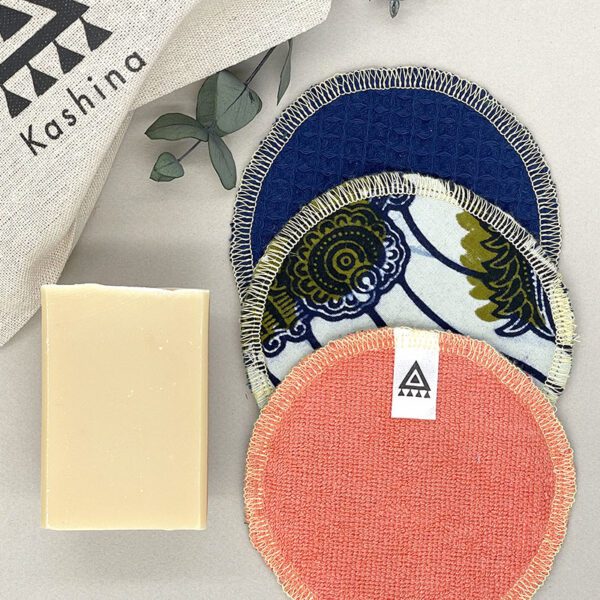 coffret Wax Kashina un savon et 3 lingettes lavables en tissus et un sac en coton bio.